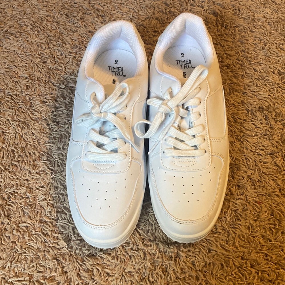 Womens white sneakers size 9 never worn!!